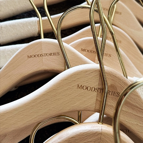 MOODSTORIES look: a viscose silhouette in motion
